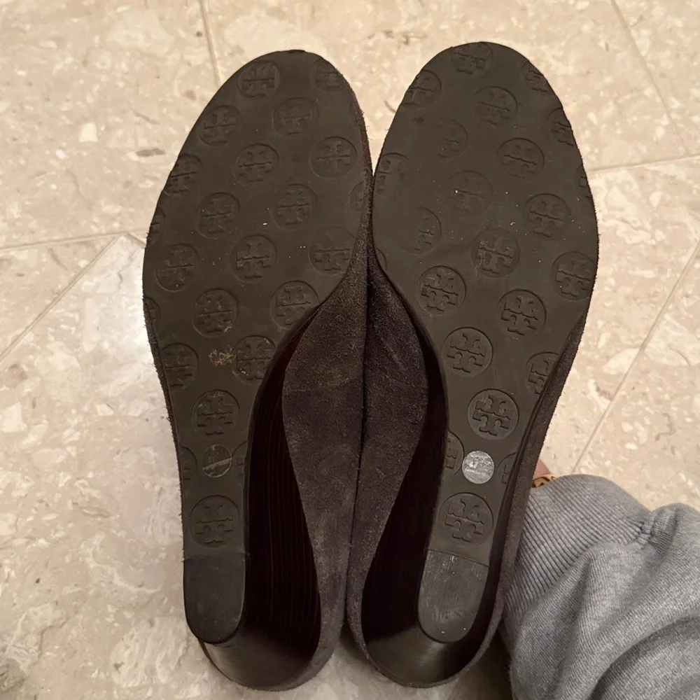 Tory Burch Sally Wedge Pumps in Gray Suede Brown Logo Size 11